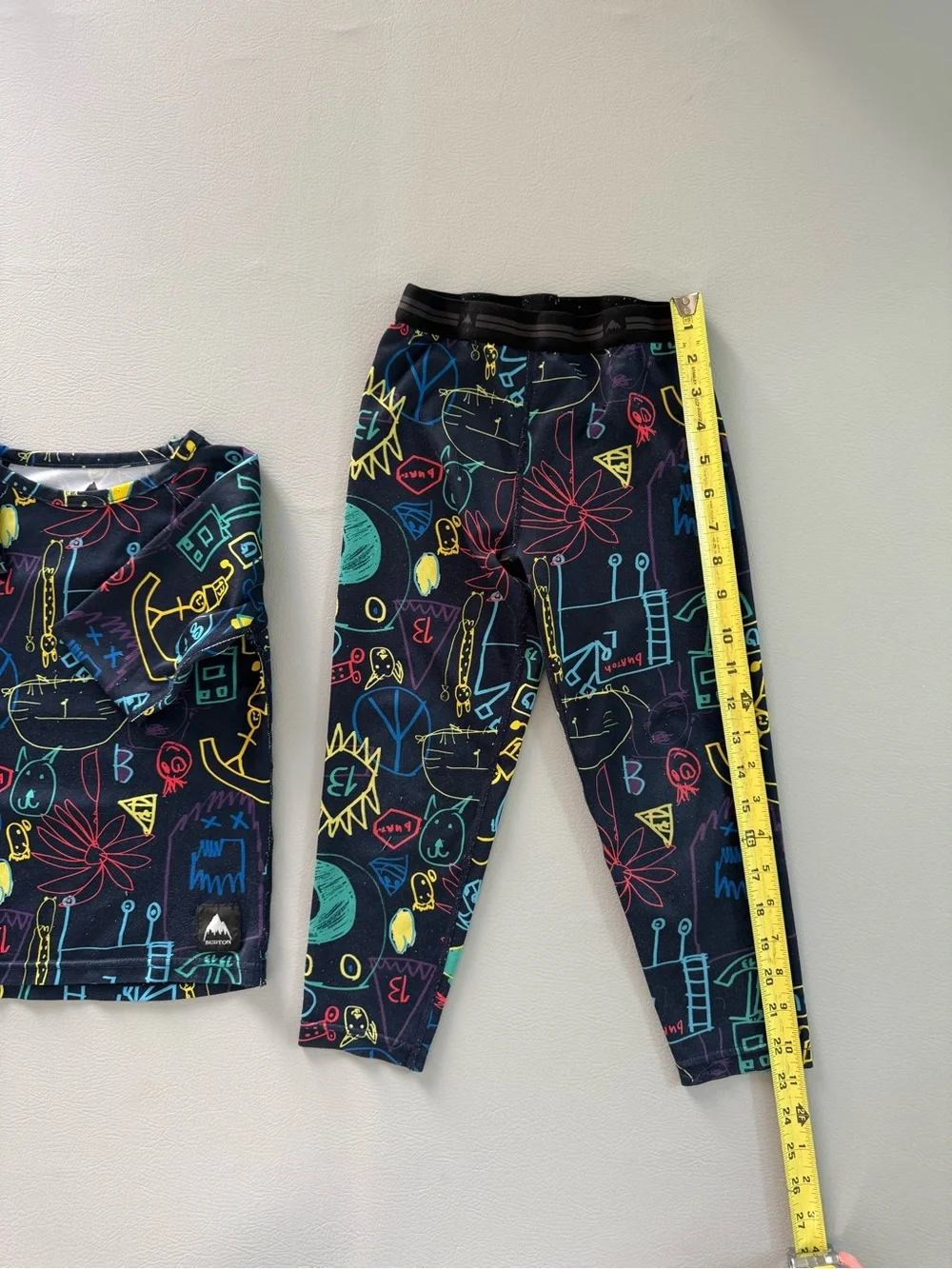 Burton Kids Winter Base Layer Set Drawing Design size 5 Kids - Pulls & Wear